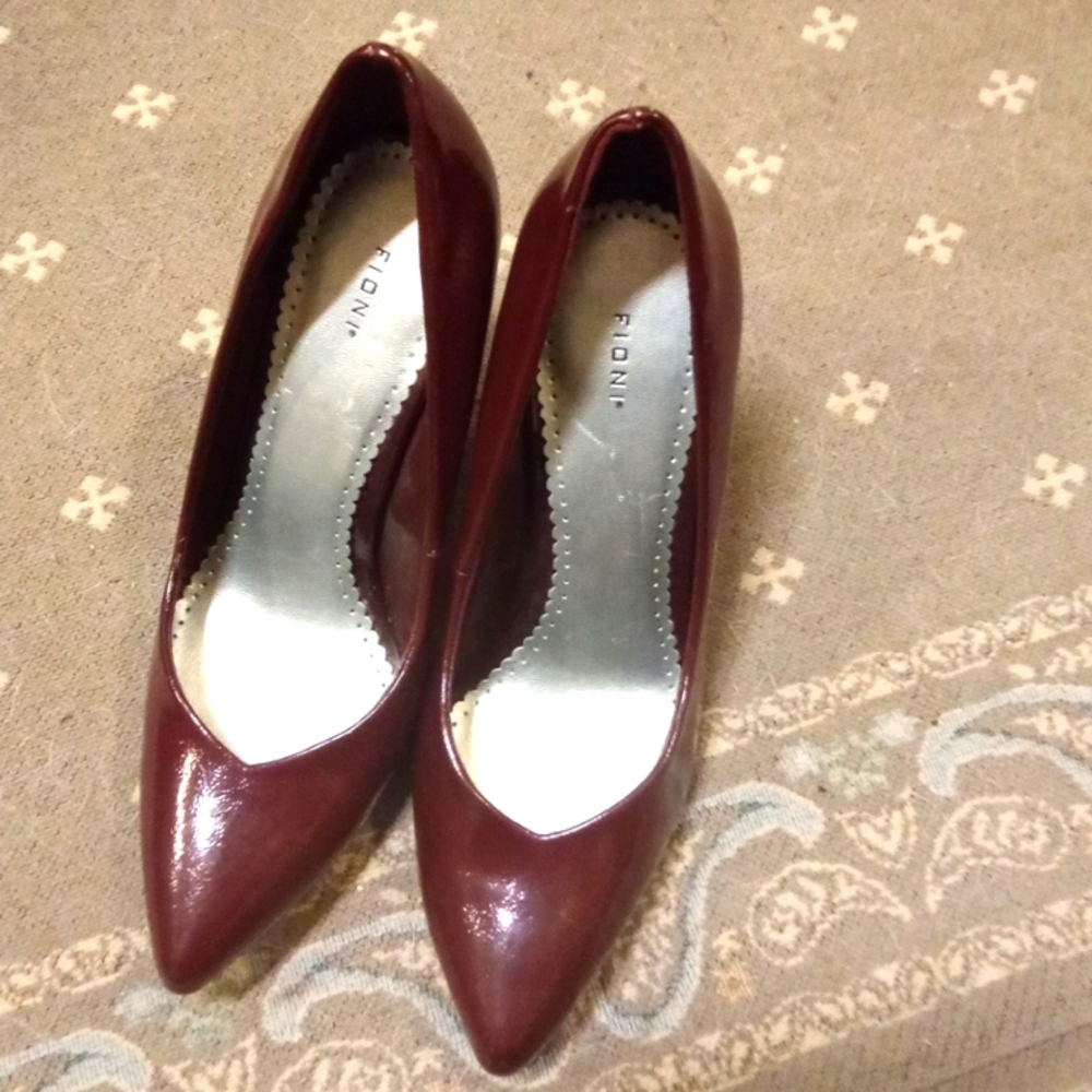 Fioni vintage style pointed pumps.